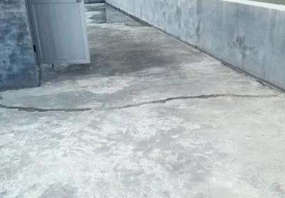 红旗楼顶漏水维修公司分享下如何解决卫生间隐蔽部位漏水的问题?