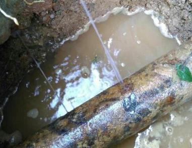 红旗楼顶渗水维修公司分享下地暖漏水的原因及检测方法。